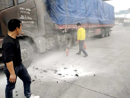 汪洋站員工撲火.jpg 汪洋站員工撲火.jpg